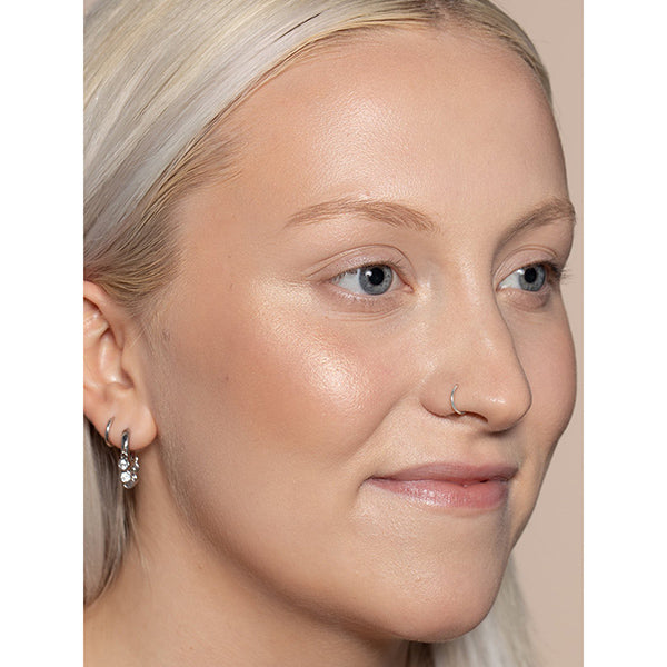 ILIA Beauty - Daylite Highlighting Powder  - Model 1