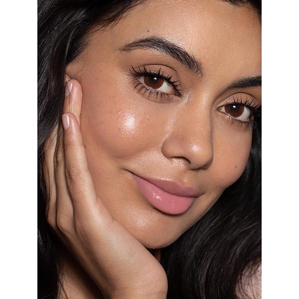 ILIA Beauty - Balmy Gloss Tinted Lip Oil  - Model 2