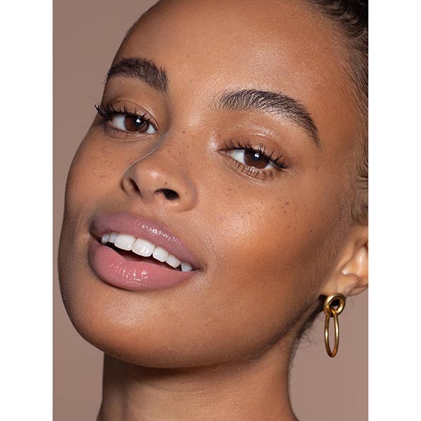 ILIA Beauty - Balmy Gloss Tinted Lip Oil  - Model 3